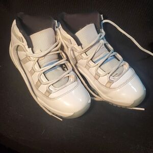 Nike Kids Sneakers in White and Gray